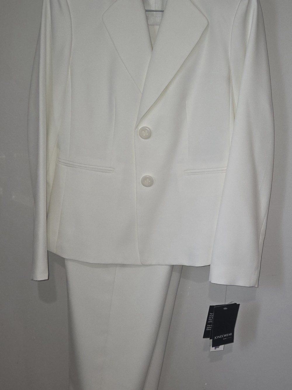 NWT Jones Wear Suit Size 4P Ivory White 2-Piece Pantsuit Blazer & Pants - New